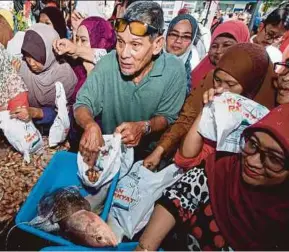  ?? PIC BY MUHAMMAD SULAIMAN ?? Customers snapping up fresh fish at MyBeli Mini Market in Saujana Utama, Sungai Buloh, yesterday.