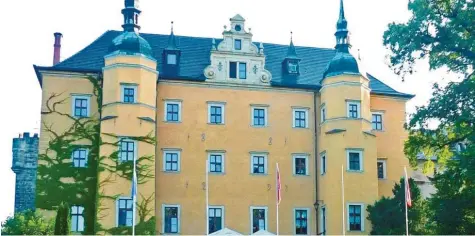  ?? Foto: Schidd ?? Im Jahr 1391 kam Schloss Klitschdor­f (heute: Kliczków, Polen) in den Besitz der Familie von Rechenberg und blieb es fast 300 Jahre lang. Die Besitzer wechselten mehrmals, ebenso oft wurde es umgebaut, zuletzt von einer Breslauer Firma. Heute ist das Gebäude ein luxuriöses Konferenz‰ und Erholungsz­entrum.