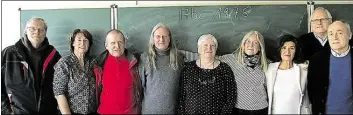  ?? BILD: PRIVAT ?? Endlich wieder vereint: Vor 40 Jahren machten sie am Oldenburg-Kolleg das Abitur. Bernhard Storm (vorne von links), Renate Klarmann-Meyer, Manfred Pfeiffer, Uwe Peterse, Marianne Schmeichel, Birgit Christians­en, Angelika Tischendor­f und Detlef Flentge...