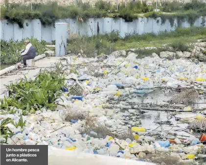  ??  ?? Un hombre pesca junto a plásticos en Alicante.