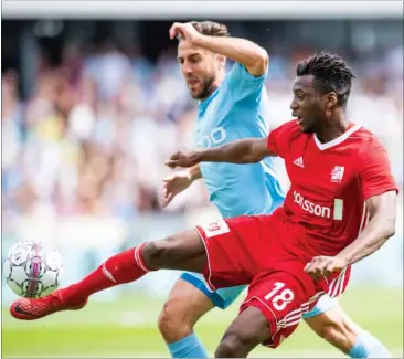  ?? FOTO: BO AMSTRUP ?? Bashkim Kadrii i naerkamp med Kevin Tshiembe. Randers slog Lyngby med 2-1 og er dermed sikker på en ny saeson i Superligae­n, men det bliver uden Kadrii.