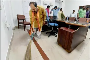  ?? PTI ?? Minister Upendra Tiwari sweeping the floor of his office with a broom at the state secretaria­t in Lucknow on Thursday. Tiwari grabbed a broom to clear his office and the corridor leading to it as he was not happy with the filth in the section of the...