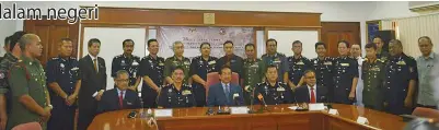  ??  ?? MUSA bersama barisan pegawai Esscom dan PDRM pada Majlis Serah/Terima Tugas Komander Esscom di Sandakan.