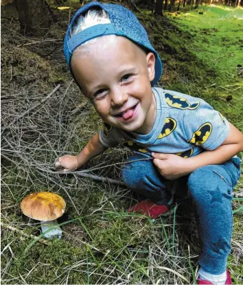  ?? Foto: Oliver Reiser ?? Groß ist die Freude beim fast fünfjährig­en Leo, der im Wald einen Steinpilz entdeckt hat.