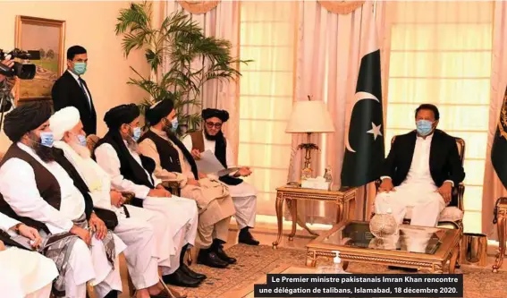  ??  ?? Le Premier ministre pakistanai­s Imran Khan rencontre une délégation de talibans, Islamabad, 18 décembre 2020.