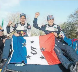  ?? FOTO: TWITTER OGIER ?? Julien Ingrassia (i) y Sébastien Ogier (d) celebran su quinta corona en Gales