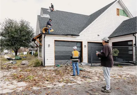  ?? Elías Valverde Ii/dallas Morning News file ?? Homeowner Randy Popiel, right, watches workers patch his roof in 2022 after a possible tornado damaged his home in Grapevine in the Dallas-fort Worth metro area. Experts say Texas is due for more weather-related insurance and utility hikes in 2024.