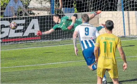  ?? Foto: Patxi Cascante ?? Madriaga y Santos miran cómo entra el balón en la portería.