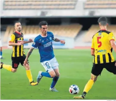  ?? VANESA LOBO ?? Bello, que salió tras el descanso, encara al jugador aurinegro Antonio López.