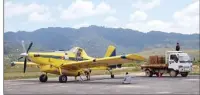  ?? ASRULLAH/RADAR TARAKAN/ JAWA POS GROUP ?? PSO: Pesawat Pelita Air Service tiba di Bandara Yuvai Semaring, Nunukan, Kalimantan Utara, untuk mendistrib­usikan BBM Pertamina dari Tarakan.