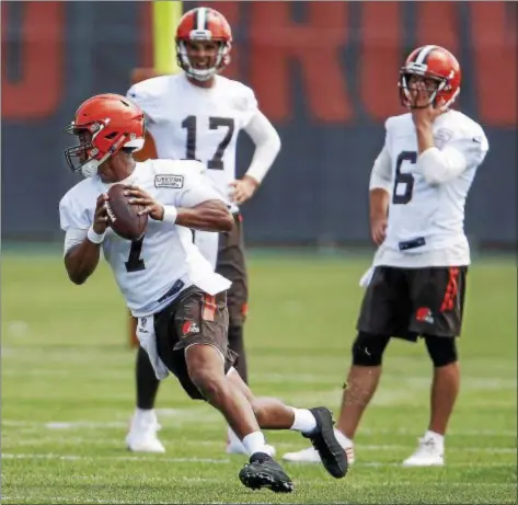  ?? ASSOCIATED PRESS FILE ?? DeShone Kizer looks to throw as Brock Osweiler (17) and Cody Kessler (6) look on during practice at the Browns training facility in Berea in June.