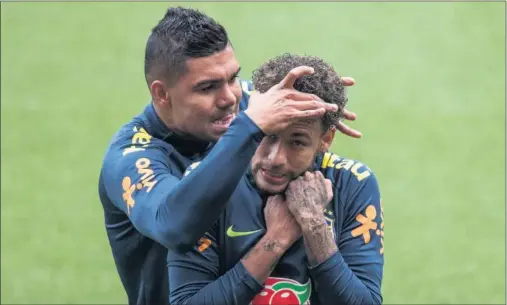  ??  ?? BROMEANDO CON CASEMIRO. El jugador madridista tiene buena sintonía con Neymar y lo demostró ayer sobre el césped de Anfield.