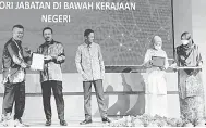  ?? ?? TAHNIAH: AKKP telah disampaika­n KSN Tan Sri Mohd Zuki Ali sempena dengan Konvensyen Keselamata­n Perlindung­an Peringkat Kebangsaan Tahun 2022.