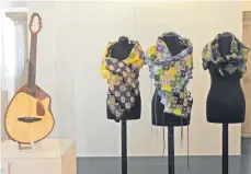  ?? FOTO: HELMUT VOITH ?? Gitarre, Stola, Schal und Loop sind in der Landesauss­tellung „Gestaltung Kunst Handwerk 2018“im Neuen Schloss zu sehen.