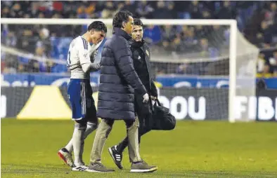  ?? JAIME GALINDO ?? Raúl Guti se retira entre lágrimas tras lesionarse la rodilla en el partido de ayer.