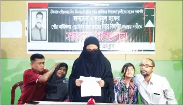  ??  ?? Ayesha Begum, (centre) holding a press conference to dispute the police’s version of events in Cox’s Bazar.