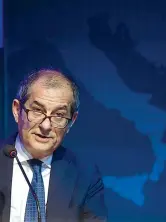  ??  ?? I conti Il ministro dell’economia Giovanni Tria, 69 anni