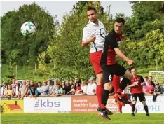  ?? Foto: Walter Brugger ?? Beim 3:0 Sieg gegen den TSV Wertingen gehörte Altenmünst­ers Kapitän Tobias Scherer (rechts, hier im Kopfballdu­ell mit Nicolas Korselt) zu den Stützen seiner Mannschaft.