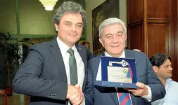  ??  ?? C’eravamo tanto amati Il sindaco Massimo Bergamin (a sinistra) appoggia il tentativo di ricucire con il patron del Femi-Cz, Francesco Zambelli (a destra)