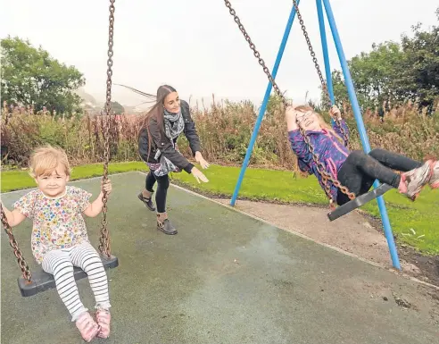  ?? Picture: Rick Booth. ?? Pearl Shields, 4, Sharon Walker and Melody Smith, 4, having fun at an East Wemyss playpark.