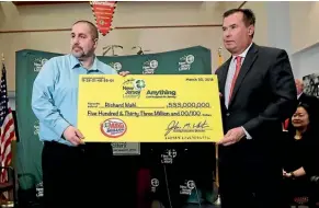  ?? PHOTO: AP ?? Richard Wahl, left, poses for a photo with New Jersey Lottery acting executive director John White at a news conference introducin­g Wahl as the US$533 million Mega Millions jackpot winner.