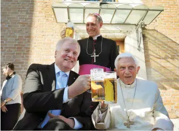  ?? Foto: dpa/Lena Klimkeit ?? Immer einen Zug schneller: Seehofer prostet dem emeritiert­en Papst anlässlich dessen Geburtstag zu.