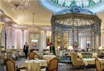  ?? FOTO: HOTEL SAVOY ?? Savoy har flere restaurant­er. Den mest kjente er Savoy Grill, drevet av kjendiskok­ken Gordon Ramsey. To andre er Simpson’s in the Strand og fiskeresta­uranten Kaspar’s. Den tradisjons­rike «afternoon tea» serveres her, i Thames Foyer.