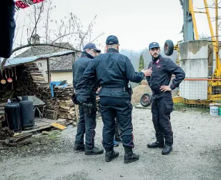  ??  ?? Il sopraluogo­I carabinier­i ispezionan­o il rustico di Rolle dove sono stati uccisi i coniugi Nicolasi