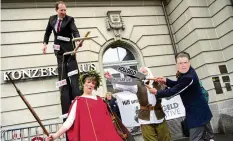  ?? KEY ?? «Vollgeld-Initiative»-Aktivisten protestier­en mit einer Marionette.