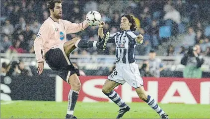  ?? FOTO: MD ?? Bittor Alkiza trata de arrebatarl­e el balón a Igor Tudor