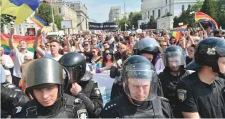  ?? SERGEI SUPINSKY AGENCE FRANCE-PRESSE ?? À Kiev, les participan­ts ont défilé à travers le centre de la capitale protégés par plus de 5000 policiers.