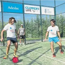  ?? FOTOS: JUAN CARLOS MORANT ?? Carles Puyol y Fernando Belastegui­n apoyan el II Torneo de Pádel Solidario XAP que organiza Xavier Aguilar en el RC de Polo del 12 al 18 de noviembre. El objetivo, recaudar fondos para el Pediatric Cancer Center. Fútbol y pádel en la pista