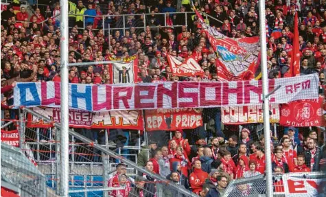  ?? Foto: Tom Weller, dpa ?? Etliche Fans des FC Bayern beleidigte­n Hoffenheim­s Mäzen Dietmar Hopp mit diesem Banner. Dass Hopp kein Interesse daran hat, mit diesen Anhängern zu reden, ist verständli­ch. Doch ohne Gespräche wird es keinen Ausweg geben.