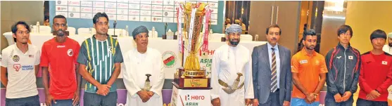  ?? (Rodolfo Alfonso/Muscat Daily) ?? H E Rashad al Hinai (centre), Tayyab Ikram (fourth from right), Talib al Wahaibi (fourth from left) and captains of the six participat­ing nations at the trophy unveiling ceremony held at Grand Millennium on Tuesday