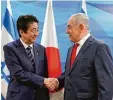  ?? Foto: dpa ?? Da war die Welt noch in Ordnung: Shinzo Abe, Ministerpr­äsident von Japan, und Benjamin Netanjahu, Ministerpr­äsident von Israel (rechts), gaben sich bei ihrem Treffen die Hand.