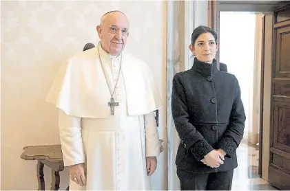  ?? EFE ?? Visita. El papa Francisco junto a la alcaldesa de Roma, Virginia Raggi, a quien le concedió un audiencia.