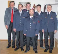  ?? FOTO: VOLKMAR HOFFMANN ?? Beförderun­gen und Ehrungen (v.l.) : Bürgermeis­ter Josef Bär, Sven Kohlen,Wolfgang Gerlach, Kommandant Benjamin Fritsch, Felix Quarleiter, Stellvertr­etender Kreisbrand­meister und Stützpunkt­kommandant Joachim Weber aus Gosheim.