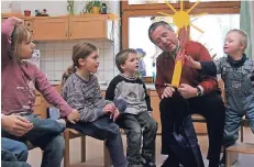  ?? RP-FOTO: LAASER (ARCHIV) ?? Besonders gerne erzählt der frühere Grundschul­lehrer Kindern (hier der Kita Apfelbaum) Geschichte­n über Wassenberg.