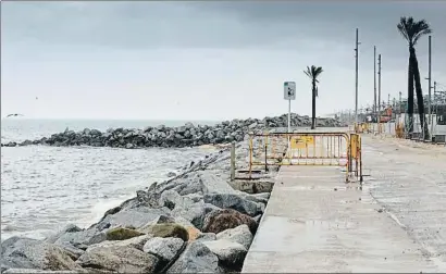  ?? ANA JIMÉNEZ ?? Trabajos que se están realizando para proteger la línea ferroviari­a de los envites del mar