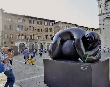  ??  ?? Da sapere
A destra «Gleminaciò­n» una delle opere di Jiménez Deredia in mostra a Lucca. Questa è esposta in piazza San Michele. Le sue figure di donna dalle forme tondeggian­ti e ispirate all’energia cosmica invadono la città fino all’inizio di settembre