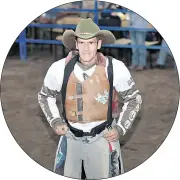  ?? XCA ?? El cuencano Jimmy Toledo se desempeña como “Payaso de Rodeo”. Ayuda para que los jinetes no sean golpeados por el animal. Los conocen como
los ‘Ángeles’ de esta actividad extrema.