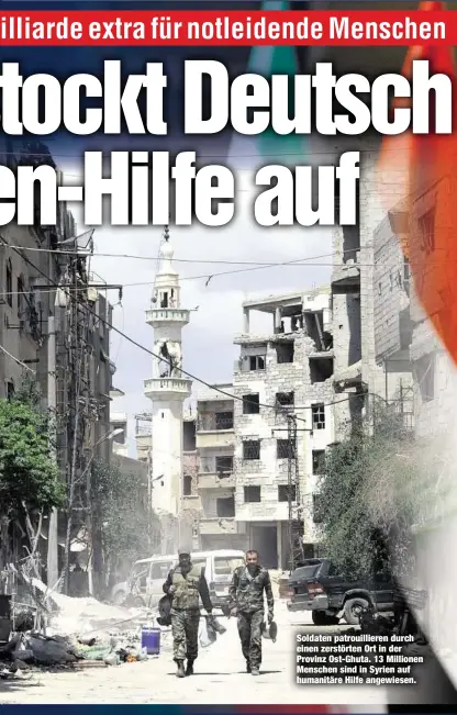  ??  ?? Soldaten patrouilli­eren durch einen zerstörten Ort in der Provinz Ost-Ghuta. 13 Millionen Menschen sind in Syrien auf humanitäre Hilfe angewiesen.