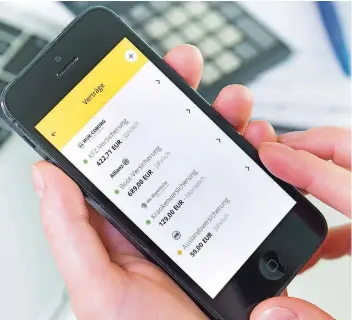  ?? FOTO: GABBERT/DPA ?? Makler-Apps geben Nutzern einen Überblick über alle Versicheru­ngen, die sie abgeschlos­sen haben.