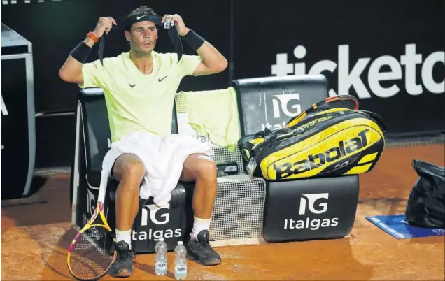  ??  ?? Rafael Nadal, durante uno de los descansos del partido que le enfrentó a Diego Schwartzma­n en la Pista Centrale del Foro Itálico.