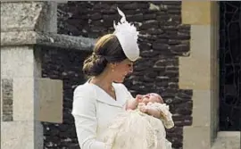  ?? MATT DUNHAM / AP ?? Kate Middleton, muy elegante, con su pequeña en brazos