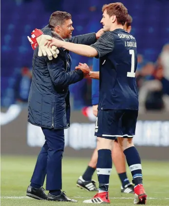  ??  ?? Sérgio Conceição felicita Casillas no jogo 100 do guarda-redes pelo FC Porto