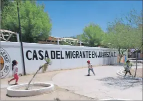  ?? ?? Niñas migrantes jugando en una terraza del albergue Casa del Migrante en Ciudad Juárez, Chihuahua