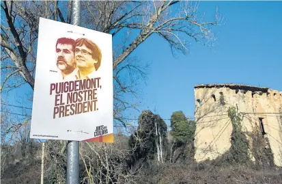  ??  ?? „Puigdemont, unser Präsident“: In der Gegend rund um das Dorf Pontons dominieren vor den katalanisc­hen Regionalwa­hlen am Donnerstag die Separatist­en das Straßenbil­d.