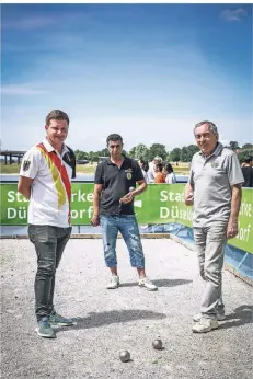  ?? RP-FOTO: HANS-JÜRGEN BAUER ?? Beim Festival de Pétanque zeigten die Spieler Moritz Rosik und Toufik Faci sowie Verbandspr­äsident Claude Azéma (v.l.) ihren Sport.