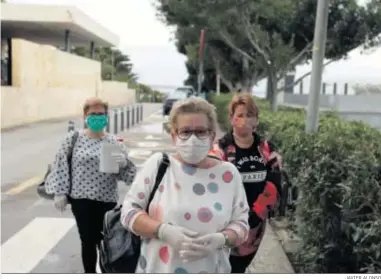  ?? JAVIER ALONSO ?? res mujeres con mascarilla junto al Hospital de Torrecárde­nas.